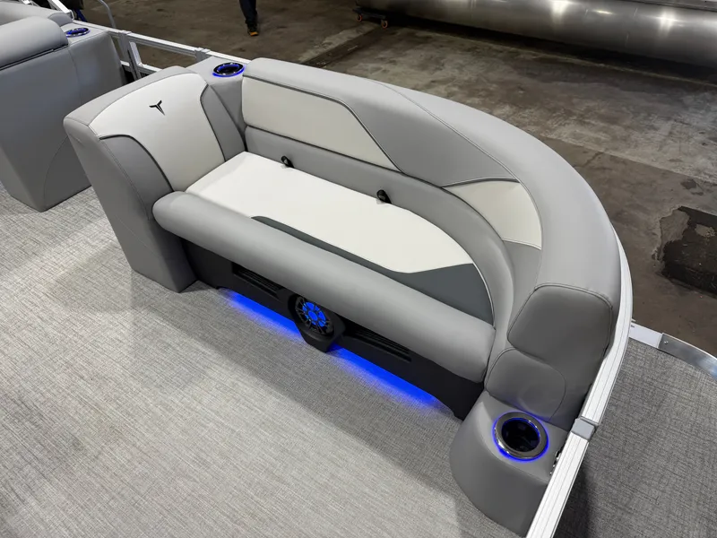 Slide: The Image of Tahoe Sport 2385 Swingback (VRB) Tritoon & Honda 4-Stroke EFI 2026 - 8