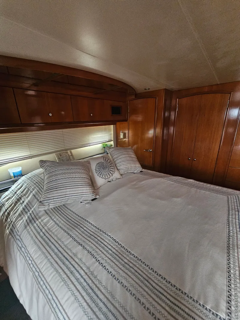 Slide: The Image of Carver Yachts 564 2001 - 33