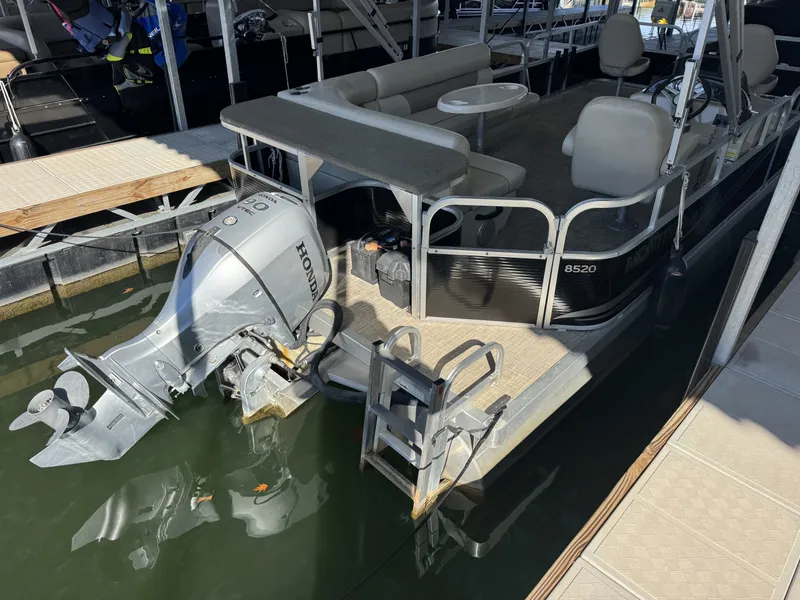 Slide: The Image of Montego Bay Fishing 8520 2PT BK 2018 - 18