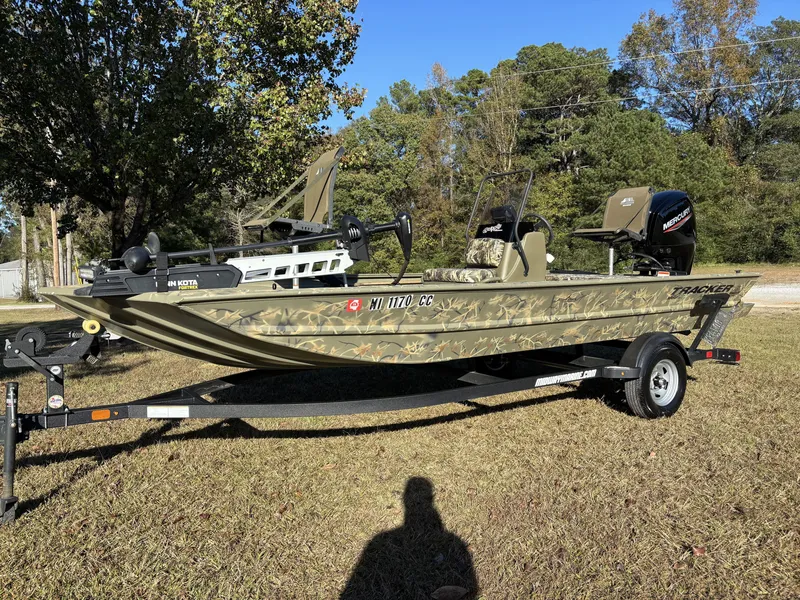 Slide: The Image of Tracker 1860 CC 2022 - 8