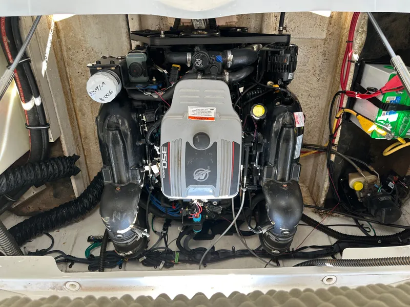 Slide: The Image of Crownline Boats 270BR 2011 - 8