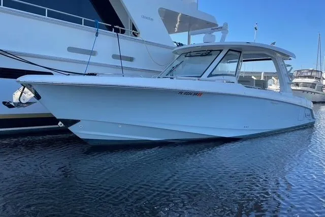 The Image of Boston Whaler 350 Realm 2020 - undefined