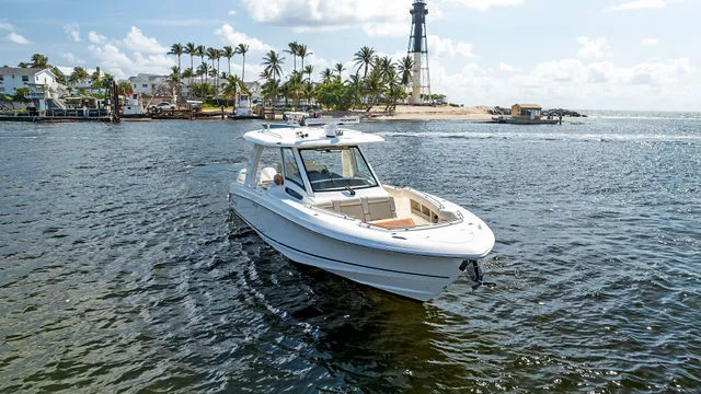 Slide: The Image of Boston Whaler 350 Realm 2020 - 15