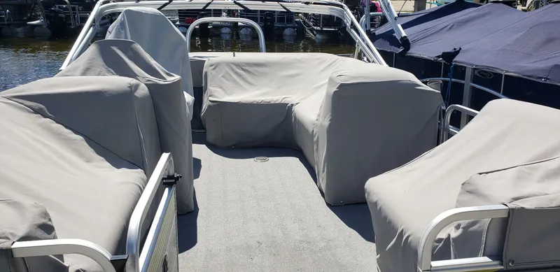 Slide: The Image of Apex Marine Qwest Edge 816 2018 - 6