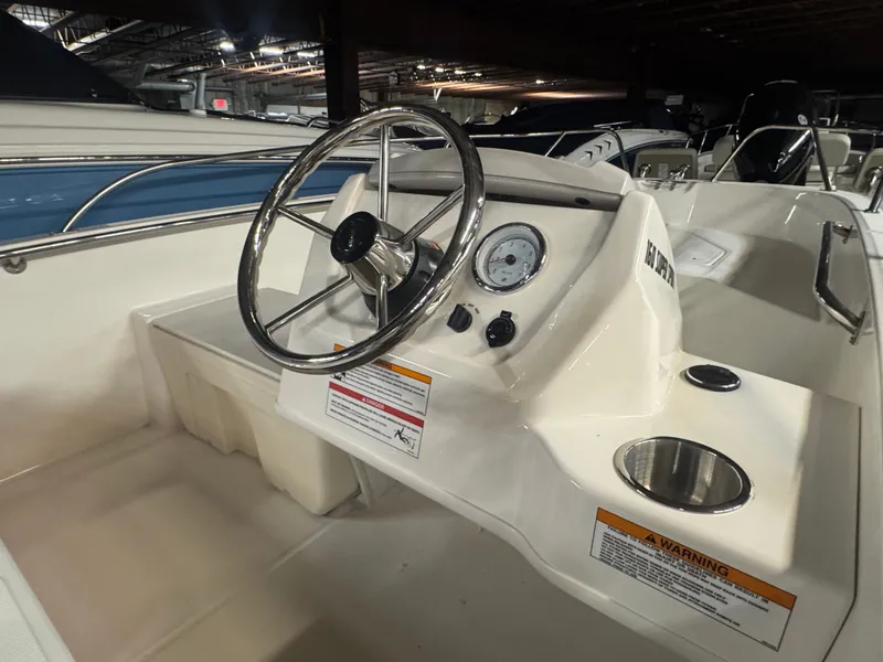Slide: The Image of Boston Whaler 160 Super Sport 2026 - 9