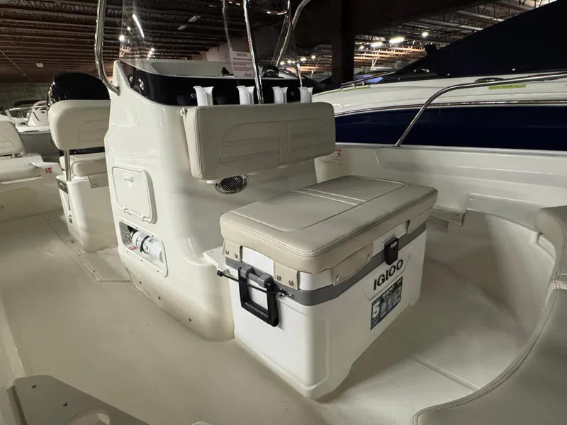 Slide: The Image of Boston Whaler 170 Montauk 2026 - 13
