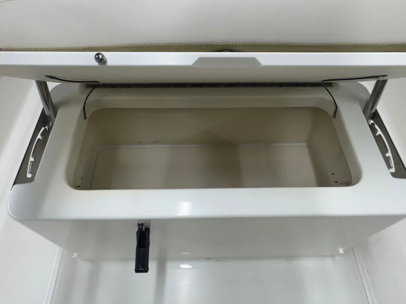 Slide: The Image of Boston Whaler 170 Montauk 2026 - 10