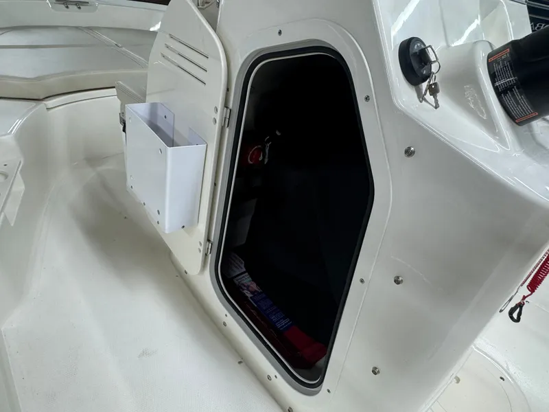 Slide: The Image of Boston Whaler 170 Montauk 2026 - 14