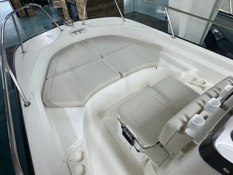 Slide: The Image of Boston Whaler 170 Montauk 2026 - 15