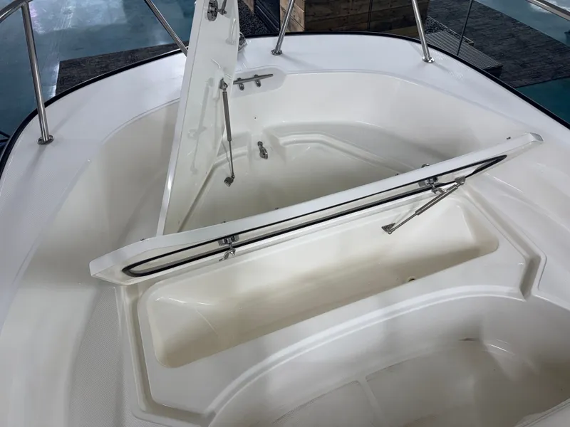 Slide: The Image of Boston Whaler 170 Montauk 2026 - 17