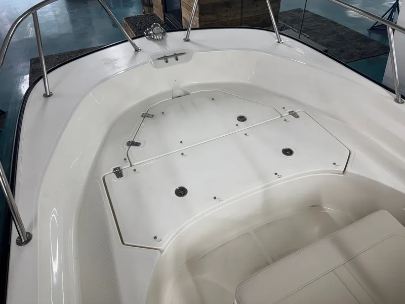 Slide: The Image of Boston Whaler 170 Montauk 2026 - 18