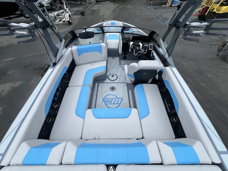 Slide: The Image of Malibu Wakesetter 20 VTX 2026 - 10