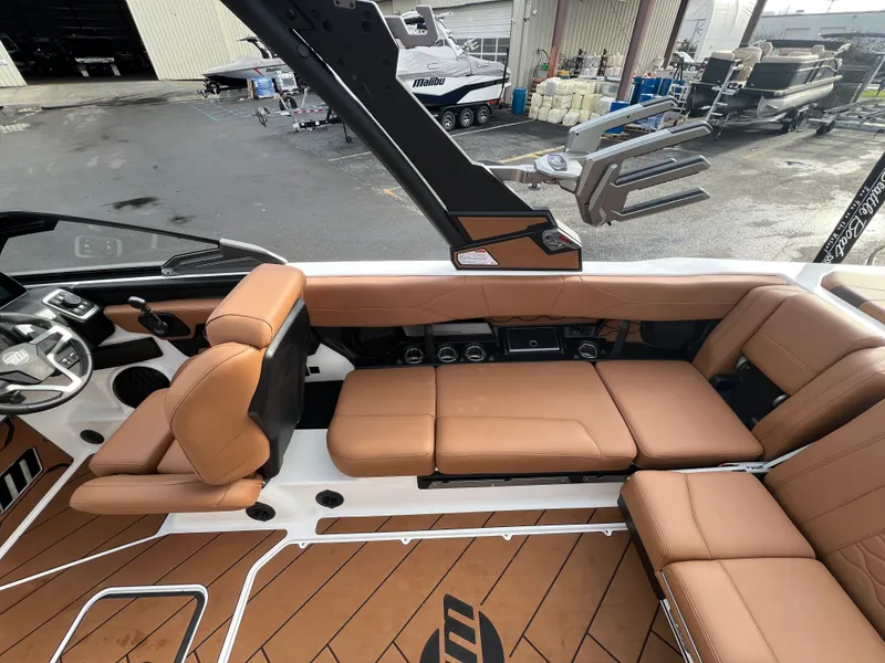 Slide: The Image of Malibu Wakesetter 23 LSV 2026 - 11