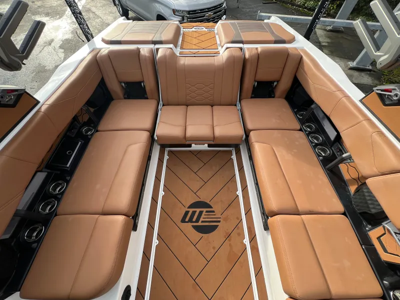 Slide: The Image of Malibu Wakesetter 23 LSV 2026 - 12