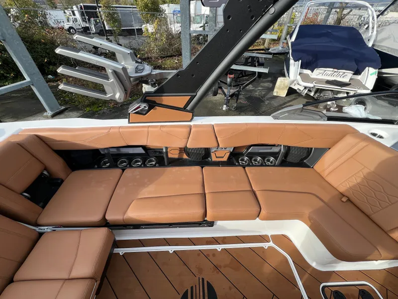 Slide: The Image of Malibu Wakesetter 23 LSV 2026 - 13