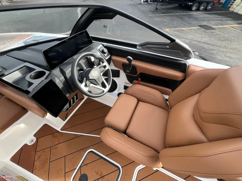 Slide: The Image of Malibu Wakesetter 23 LSV 2026 - 16