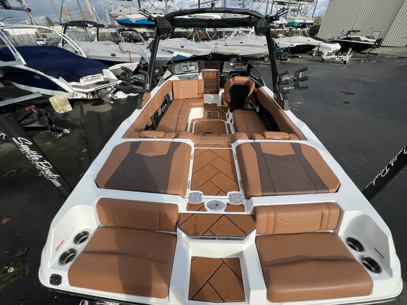 Slide: The Image of Malibu Wakesetter 23 LSV 2026 - 9