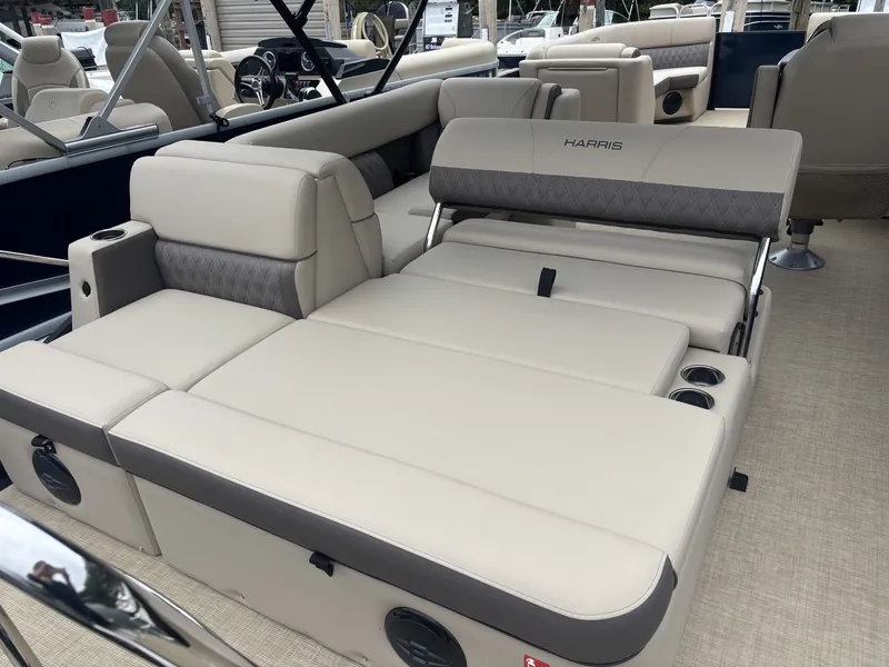 Slide: The Image of Harris Cruiser 230 SLDH 2026 - 8