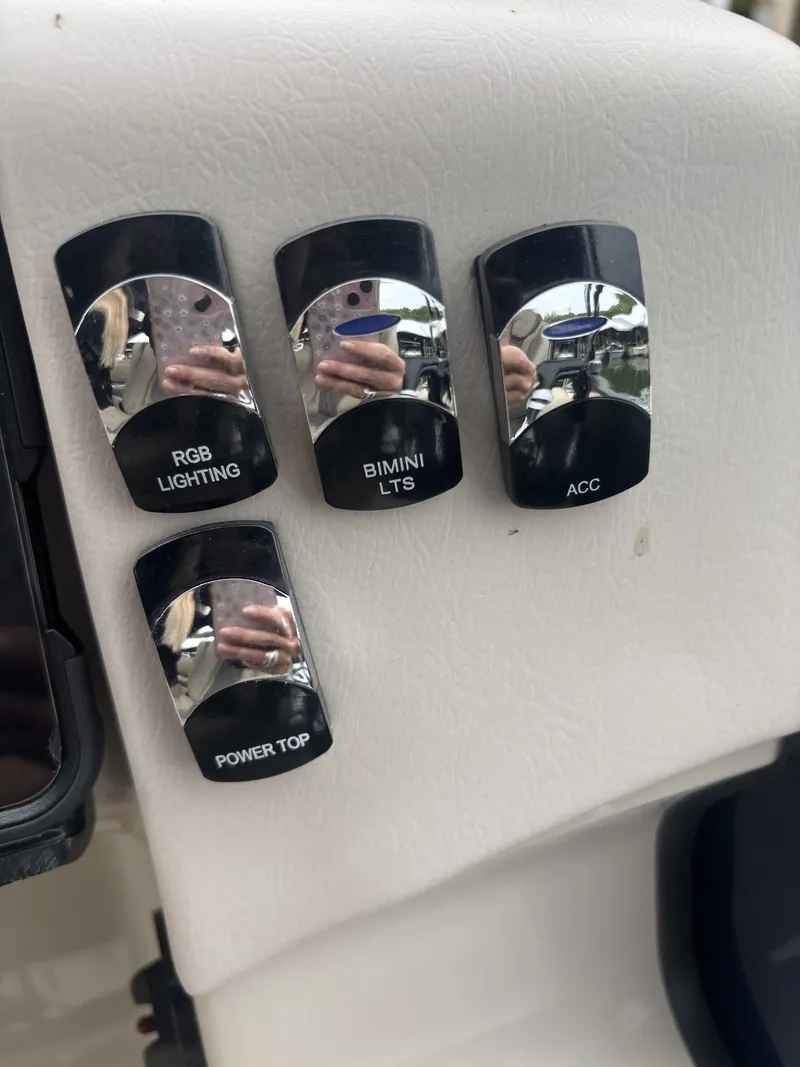 Slide: The Image of Harris Cruiser 230 SLDH 2026 - 9