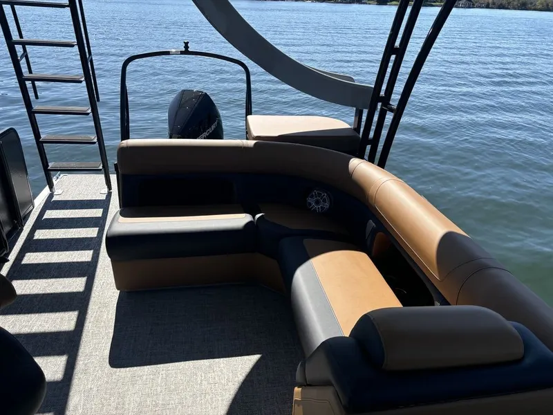 Slide: The Image of Premier 250 Solaris Upper Deck 2025 - 12