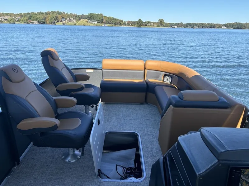 Slide: The Image of Premier 250 Solaris Upper Deck 2025 - 7