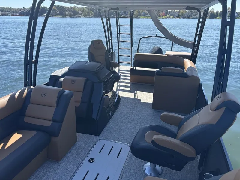 Slide: The Image of Premier 250 Solaris Upper Deck 2025 - 8