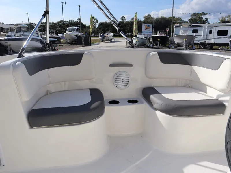 Slide: The Image of Bayliner E16 2026 - 12