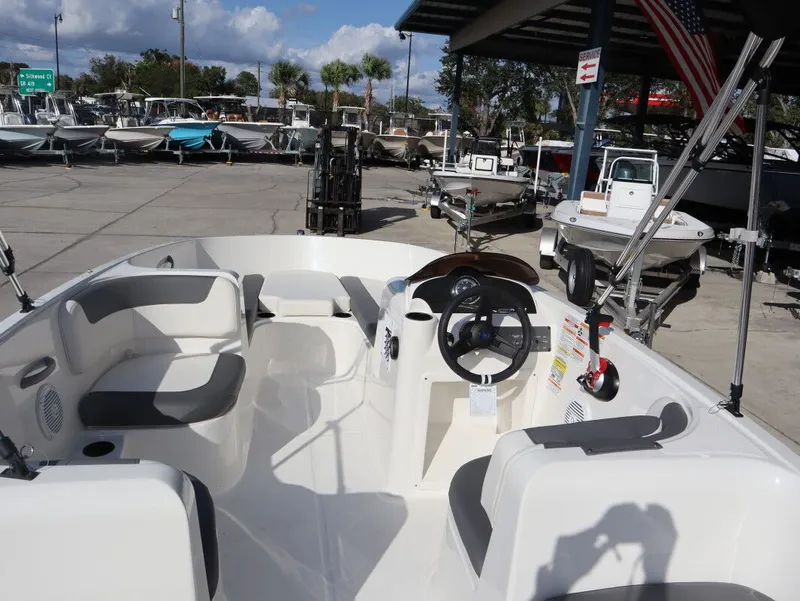 Slide: The Image of Bayliner E16 2026 - 16