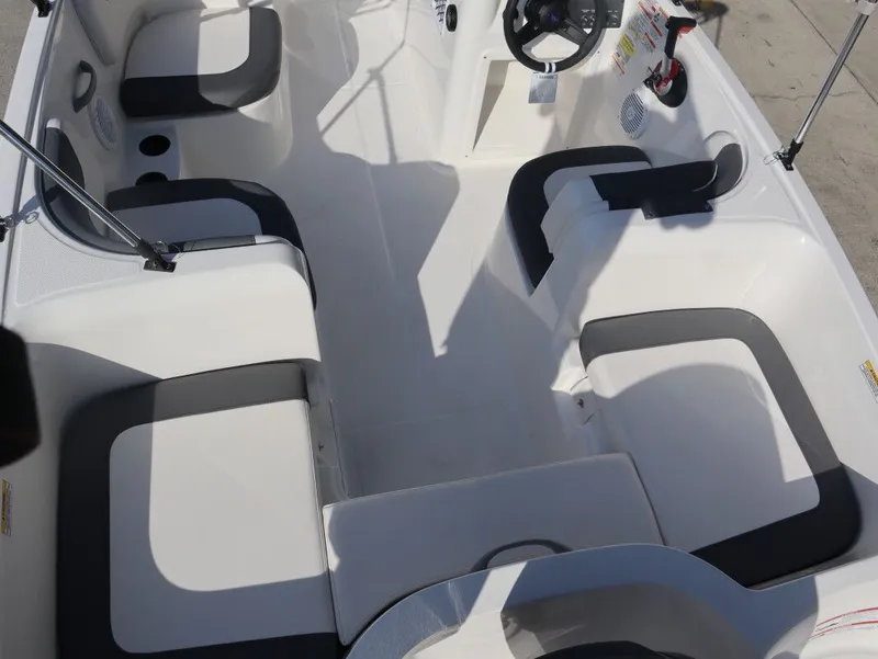 Slide: The Image of Bayliner E16 2026 - 17