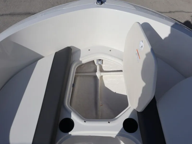 Slide: The Image of Bayliner E16 2026 - 18