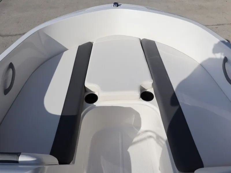 Slide: The Image of Bayliner E16 2026 - 19