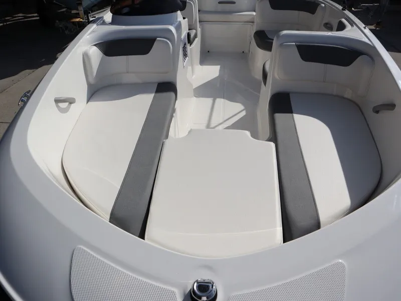 Slide: The Image of Bayliner E16 2026 - 8