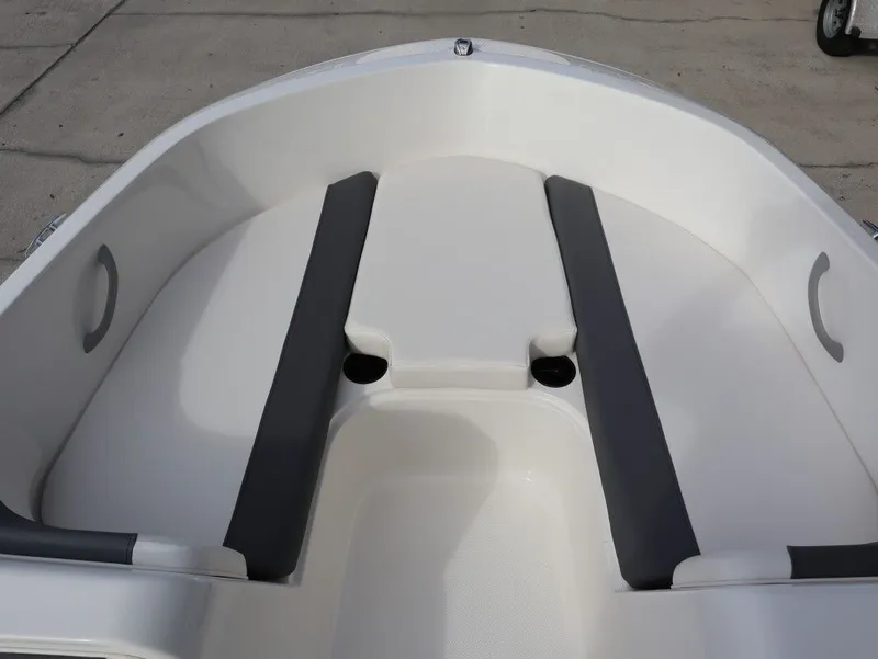 Slide: The Image of Bayliner Element E18 2026 - 13