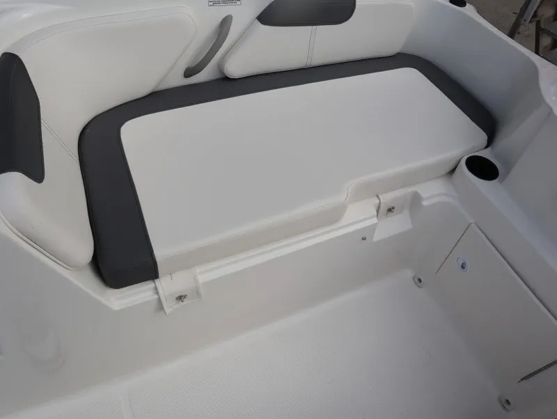 Slide: The Image of Bayliner Element E18 2026 - 19