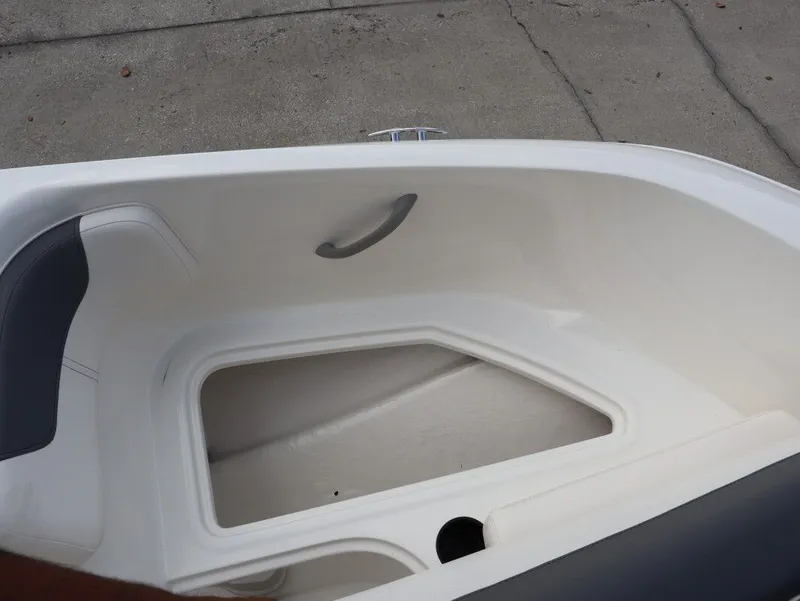 Slide: The Image of Bayliner Element E18 2026 - 21