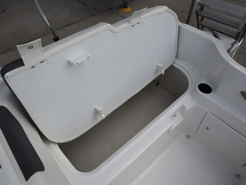 Slide: The Image of Bayliner Element E18 2026 - 23