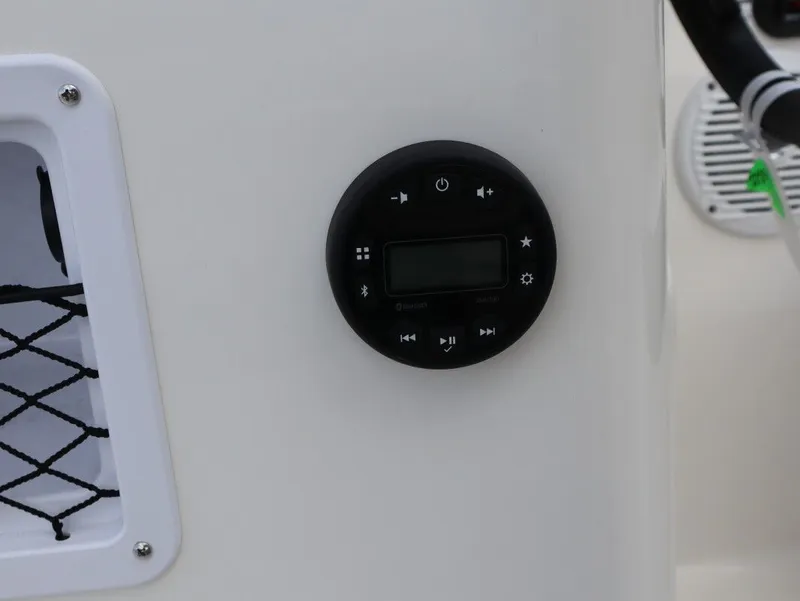 Slide: The Image of Bayliner Element E18 2026 - 25