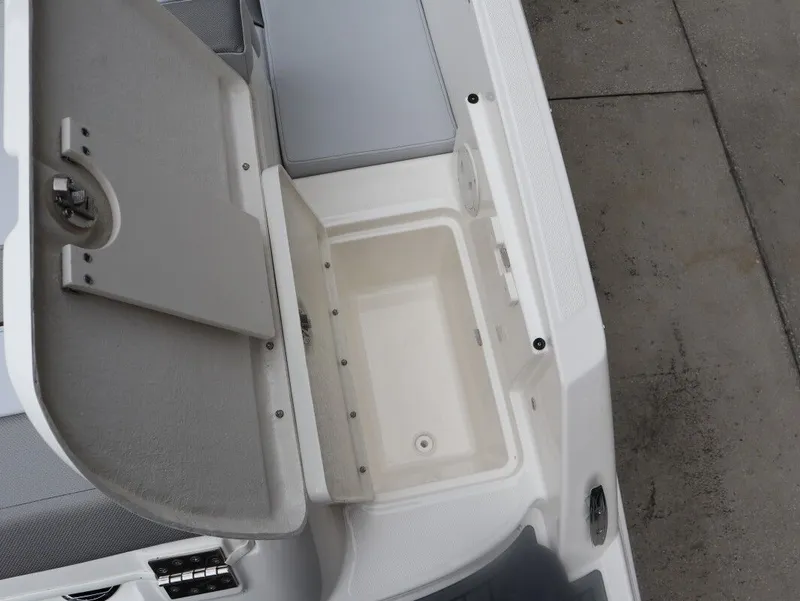 Slide: The Image of Bayliner VR6 Outboard 2026 - 18