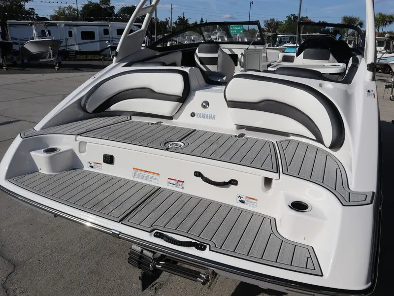 Slide: The Image of Yamaha 195S 2026 - 10