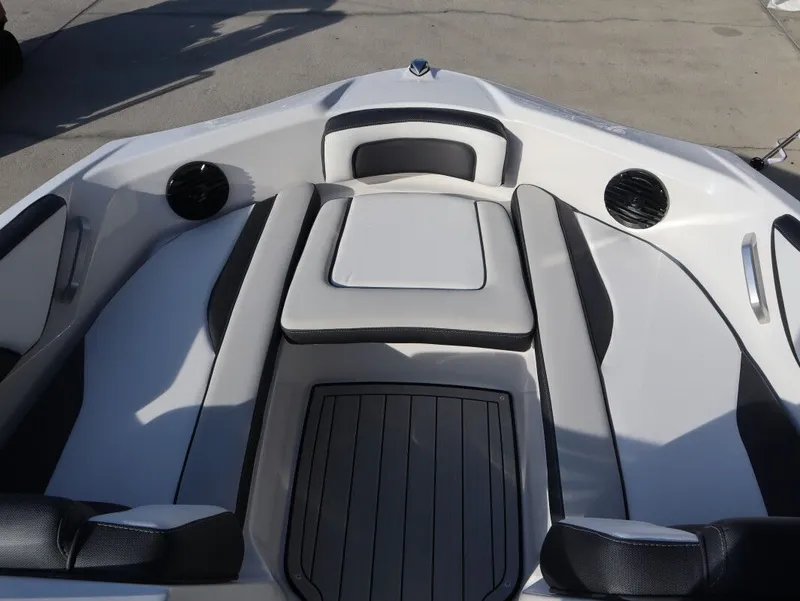 Slide: The Image of Yamaha 195S 2026 - 18