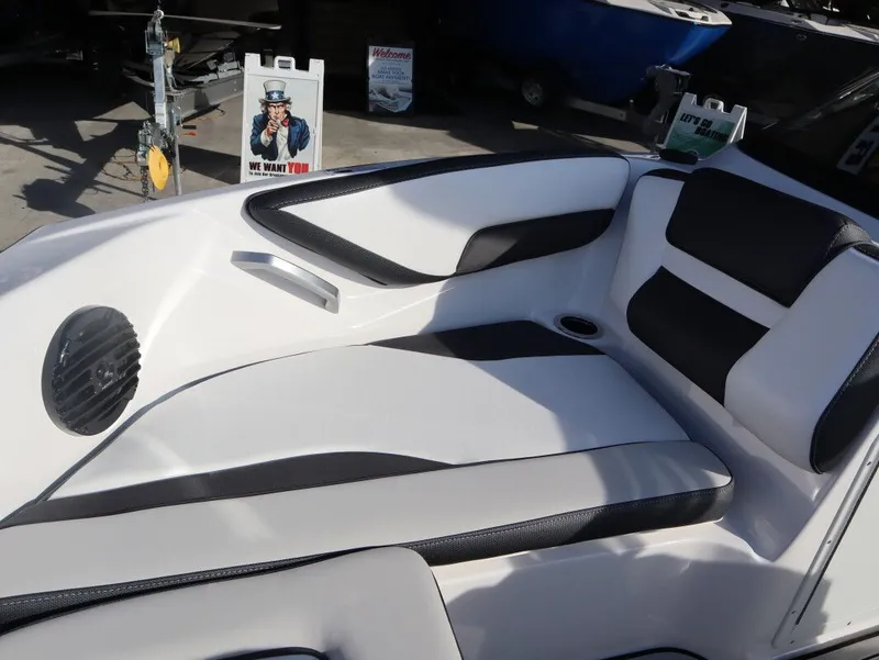 Slide: The Image of Yamaha 195S 2026 - 20