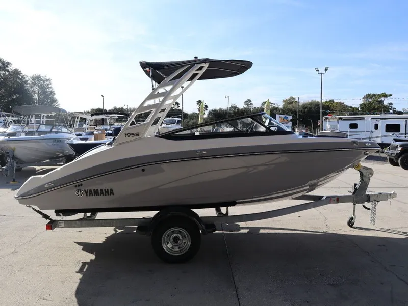 Slide: The Image of Yamaha 195S 2026 - 3