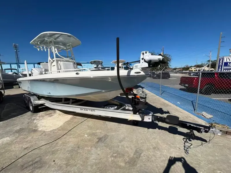 Slide: The Image of Skeeter SX2550 Family 2025 - 3