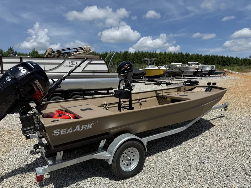 Slide: The Image of SeaArk 1652 Crappie 2025 - 4