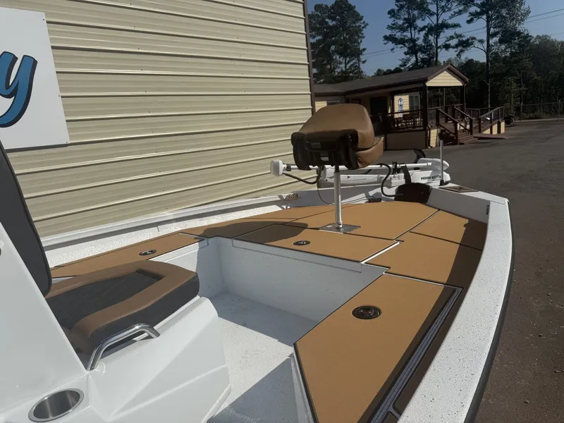 Slide: The Image of Xpress Hyper-Lift Bay Series SEADECK-MK TERROVA SPOTLOCK 2026 - 4