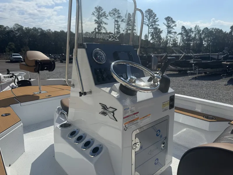 Slide: The Image of Xpress Hyper-Lift Bay Series SEADECK-MK TERROVA SPOTLOCK 2026 - 8