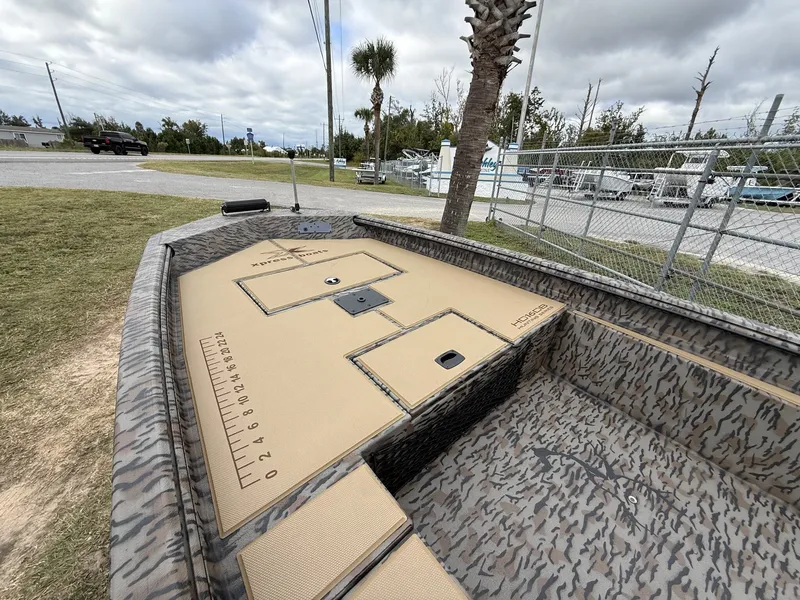 Slide: The Image of Xpress HD Series HD16DB WITH SEADECK/LIVEWELL 2026 - 6