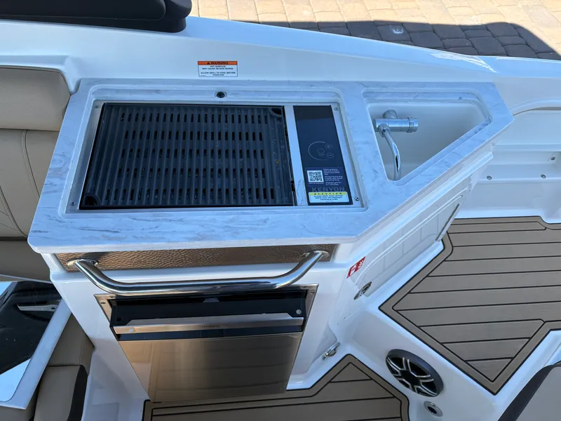 Slide: The Image of Sea Ray SDX 290 2026 - 11