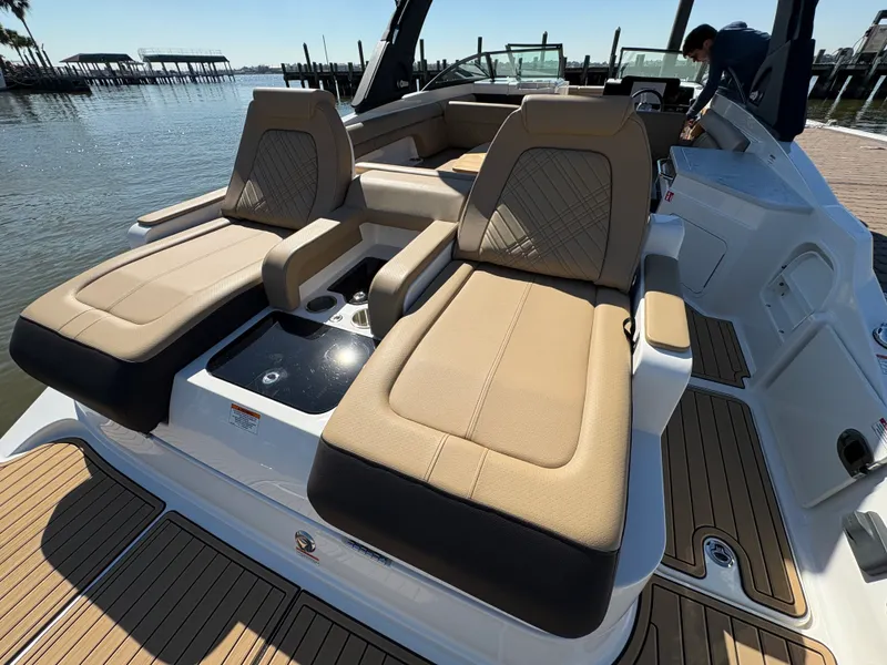 Slide: The Image of Sea Ray SDX 290 2026 - 12