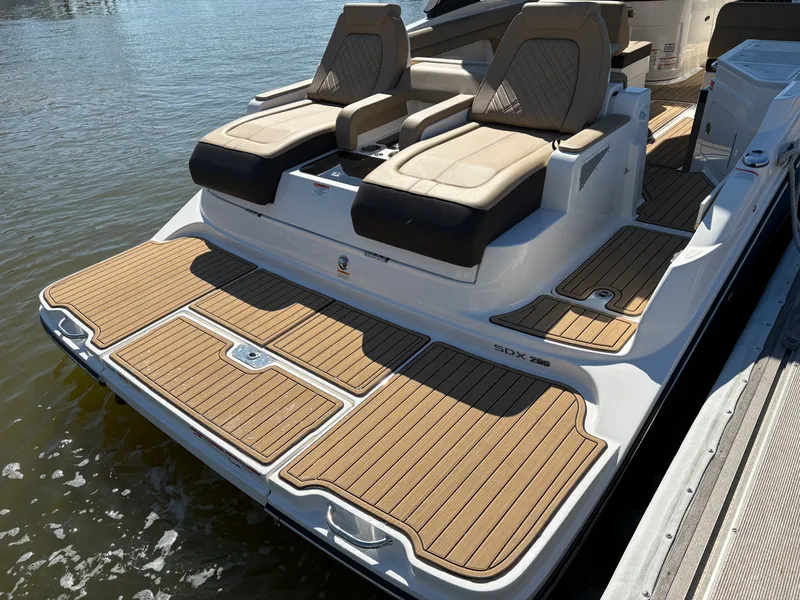 Slide: The Image of Sea Ray SDX 290 2026 - 13